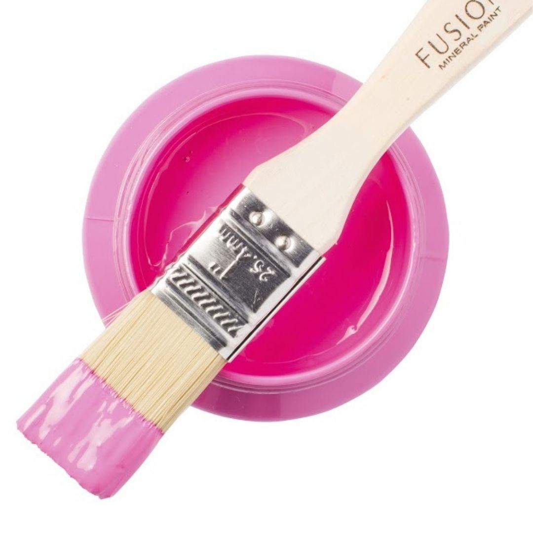 Kirkas, räikeä ja näyttävä pinkki! Fusion Mineral Paint on loistava valinta niin diy harrastajalle kuin ammattilaiselle. Entisöinti ja perinnemaalaus onnistuu myös Fusionilla. Sävyjä on yli 60. Fusion on myrkytön ja helppo mineraalimaali. Kalkkimaali ja huonekalumaali kalpenee tämän rinnalla!